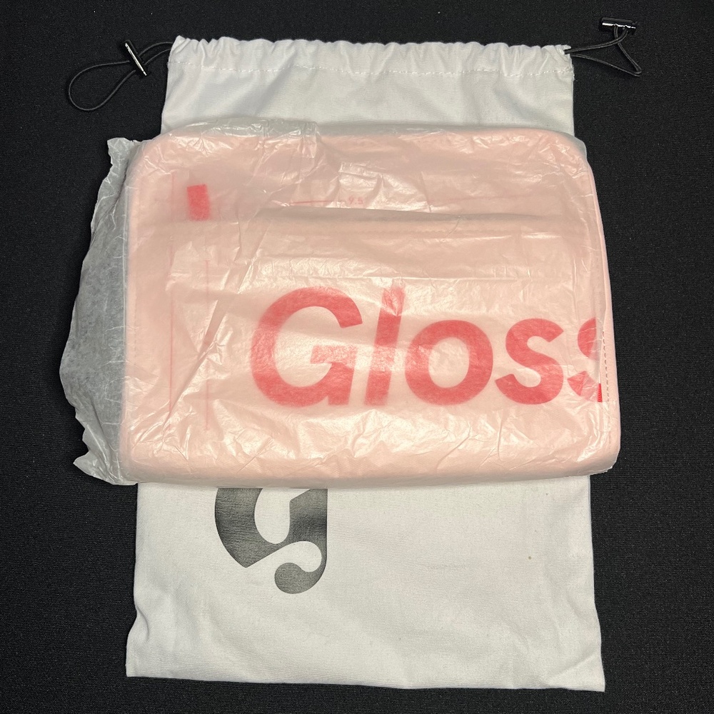 Glossier - The Beauty Bag - Picture 5 of 6